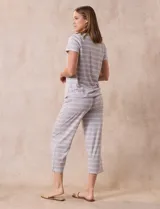 Conjunto de pijama marca René Rofé, compuesto por remera de manga corta con escote redondo y botón, y pantalón capri con cintura elastizada.