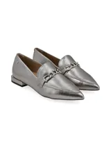 Zapato tipo mocasín plateado de cuero, con punta fina y detalle de cadena metálica plateada en el empeine.