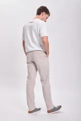 Pantalón chino color beige, de corte recto.