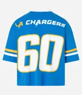 Remera de algodón blanca y azul con mangas cortas, cuello redondo y estampado frontal del logo y nombre del equipo de fútbol americano Los Angeles Chargers, con el número '60' en la parte superior.