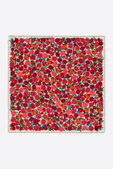 Pañuelo cuadrado de poliéster reciclado con estampado integral de rosas en tonos rojos, rosados y naranjas sobre fondo beige, con bordes finos en color rojo.