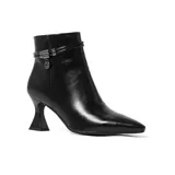 Bota corta de cuero sintético negro con punta fina y taco de aguja. Presenta doble tira fina con detalle de apliques metálicos y dije circular con logo de la marca alrededor del tobillo.