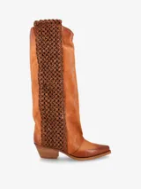 Bota de caña alta color marrón, con punta fina y taco ancho bajo. Presenta un diseño de cuero liso con un panel lateral de tejido trenzado en tono más oscuro. El taco es de madera clara.