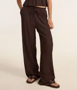 Pantalón recto de viscosa texturizada color blanco, con lazo en la cintura.