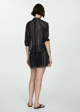 Short negro con rayas verticales de colores, diseño recto y bajo deshilachado.