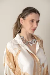 Camisa italiana color natural con estampado de hojas de palma en tonos marrones. Corte holgado, talle único.