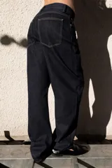 Pantalón de jean azul oscuro, de tiro alto, corte amplio y largo regular.