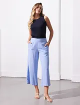 Pantalón crop de lino color celeste, marca Dash, con pretina trasera elastizada y bolsillos inclinados delanteros.