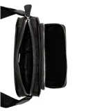 Bandolera negra con estampado del logo de Guess en toda la superficie. Tiene correa ancha ajustable con el nombre de la marca, cierre superior con cremallera, bolsillo frontal y herrajes plateados.
