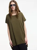 Remera blanca de algodón, corte amplio y largo irregular con tajos laterales.