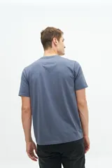 Remera verde de manga corta con cuello redondo y estampado blanco con la leyenda 'Budapest Hungary' y un dibujo de un edificio.
