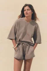 Shorts de tiro alto confeccionados en tejido con efecto lavado, cintura elástica ajustable con cordones, bolsillos laterales de vivo y tejido combinado en rib a tono.
