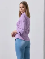 Camisa blanca de algodón marca Zac & Rachel, con cuello con solapa, abertura central con botones, delantera tableada y laterales elastizados.