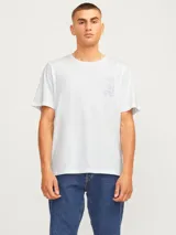 Camiseta blanca de manga corta y cuello redondo con estampado pequeño en el pecho.