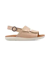 Sandalia color beige con capellada de cuero, suela blanca y ajuste con hebilla.