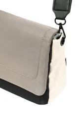 Bandolera con correa larga regulable, cuerpo principal color beige con solapa marrón y base negra.