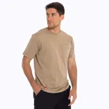 Remera color tostado de manga corta, cuello redondo y bolsillo en el pecho.