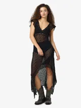 Vestido largo de encaje negro con escote en V y mangas cortas. Corte regular y textura elástica.