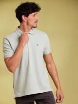 Polo de algodón color verde claro con corte regular y logo pequeño bordado en el pecho.