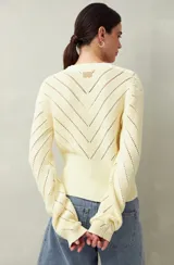 Sweater negro de tejido de punto calado, con escote en V cruzado y mangas largas.