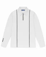 Chomba blanca de tejido waffle con cierre frontal de alpaca y cuello camisero estructurado. Presenta dos líneas verticales negras en el frente y logo bordado en la manga.