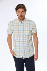 Camisa de manga corta con estampado a cuadros en tonos verde, beige y celeste. Modelo slim fit con bolsillo en el pecho.