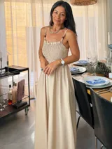 Mono largo de color blanco, con breteles finos y escote recto con volados.