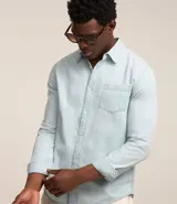 Camisa de jean celeste para hombre, de manga larga, con cuello solapa, abotonado delantero y bolsillo en el pecho.