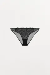 Braguita tiro alto de tejido mesh color negro, con cintura elástica y aplicación de encaje floral en la parte delantera.