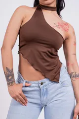 Top color borgoña con escote halter asimétrico y tiras finas que se atan al cuello.