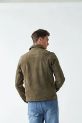 Campera de gamuza negra con cuello medio y bolsillos tipo cartera.