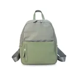 Mochila color beige de nylon resistente, con cierre principal y bolsillo frontal. Cuenta con detalle en simil cuero y bolsillo pequeño. Bolsillo trasero con cierre y bolsillos laterales para mayor comodidad. Correas a tono.