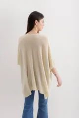 Sweater tejido de punto color crudo, con escote en V, mangas 3/4 y corte holgado.