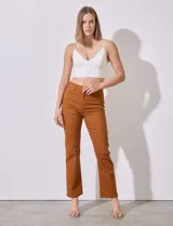 Pantalón de jean color ladrillo, corte recto, tiro alto, con bolsillos delanteros y traseros.