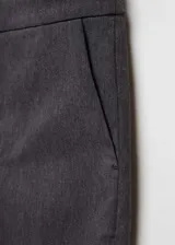 Pantalón de vestir gris oscuro, de corte skinny, tiro medio, con bolsillos laterales y traseros.