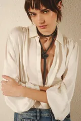Collar largo de cordón trenzado color negro con arandelas color peltre y nudo decorativo.
