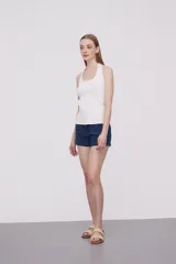 Musculosa negra de algodón con breteles finos, corte cropped, canalé, al cuerpo y escote profundo.