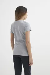 Remera de manga corta, cuello redondo y calce ajustado, color gris oscuro jaspeado.