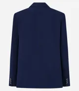 Blazer azul marino de corte sastrero, con solapas con detalle de puntilla en color crema, cierre con un botón dorado y bolsillos delanteros con solapa.
