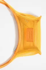 Minibolso amarillo de tejido de red con detalles en piel y charms metálicos. Presenta etiqueta logotipada BIMBA Y LOLA y cierre ajustable de cordón, con acabados metálicos plateados.