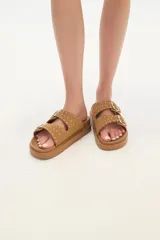 Sandalias bajas color beige con doble tira con hebilla y apliques de tachas.
