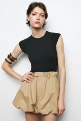 Camiseta color marrón de algodón con cuello redondo y mangas cortas.
