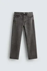 Pantalón de jean celeste de corte recto, con cinco bolsillos, efecto lavado y cierre frontal con botones.