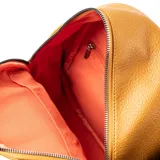 Mochila color camel de poliéster con diseño símil cuero graneado. Tiene acceso con cierre, un compartimento principal, un bolsillo interno con cierre, un bolsillo interno abierto, un bolsillo externo con cierre, correa regulable y herrajes plateados.