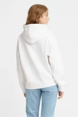 Buzo hoodie blanco de Levi's con logo Batwing rojo estampado en el pecho.