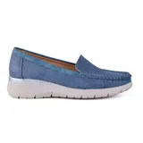 Zapato casual Korium color beige, de tela, con detalle de costuras en la puntera y suela de goma.