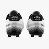 Championes de fútbol Umbro Classico X HGR, color blanco con logo Umbro en negro.