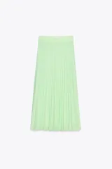 Falda midi plisada color verde menta, de tiro alto, con forro interior y cierre lateral con cremallera oculta.