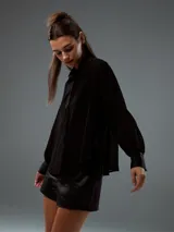 Camisa negra de mangas largas con botones.