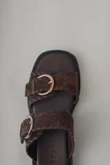 Sandalias de plataforma color verde militar, confeccionadas en cuero, con doble tira ancha con hebillas doradas y suela de goma negra.